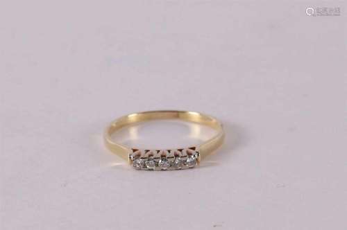 A 14 kt 585/1000 gold ring with 5 diamonds.