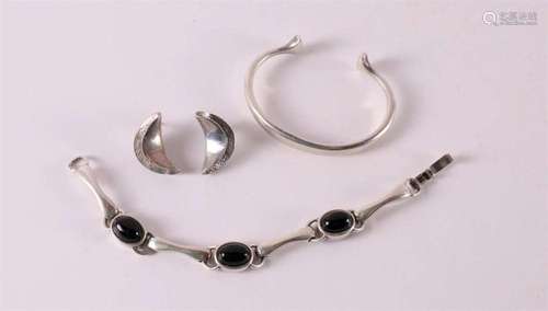 A silver design bracelet set with cabochon cut onyx, 60s/70s...