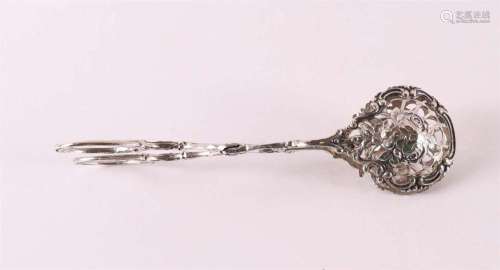 A 3rd grade 800/1000 silver pastry tongs, floral decoration,...