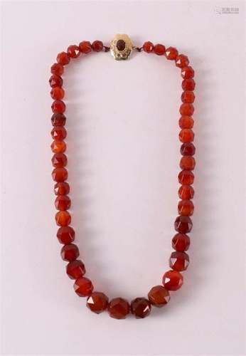 A faceted necklace carnelian on a 14 krt 585/100 gold clasp.