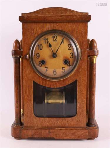 An Art Nouveau mantel clock in oak casing, around 1900.
