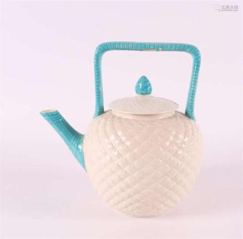 A porcelain teapot, England, late 19th century.