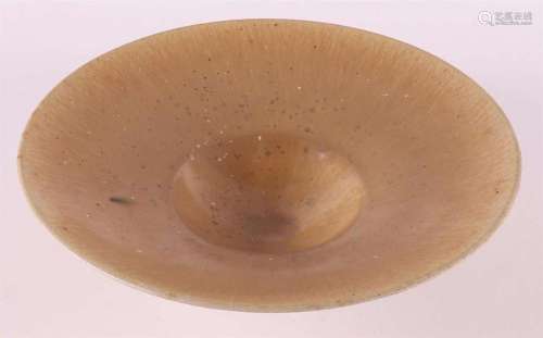 A beige glazed stoneware dish, Johan Broekema (1943-2010).