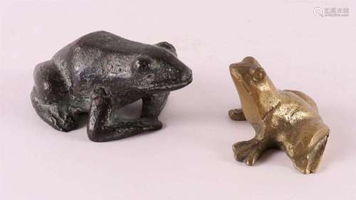 A green patinated bronze frog, 20th century.