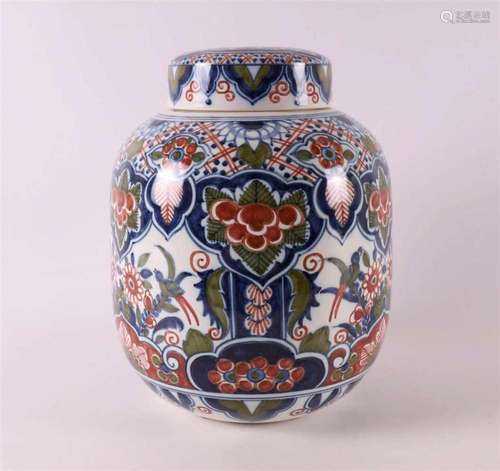 An earthenware lidded pot, Makkum, 20th century.