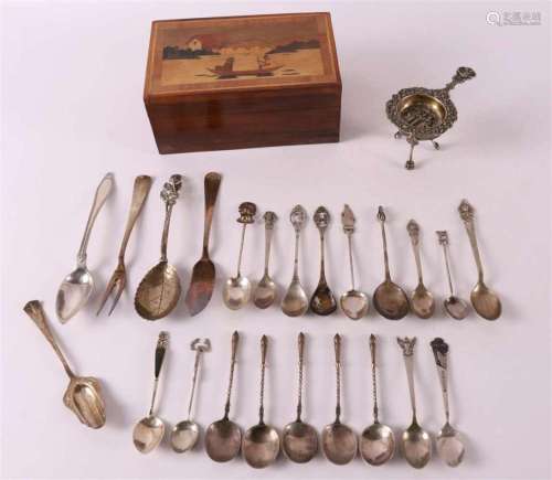 A lot mainly silver including tea strainer.