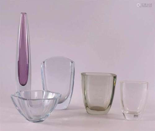 A lot of various glass vases and a bowl, marked: Strömbershy...