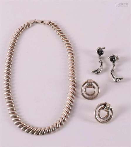 A first grade 925/1000 silver choker.