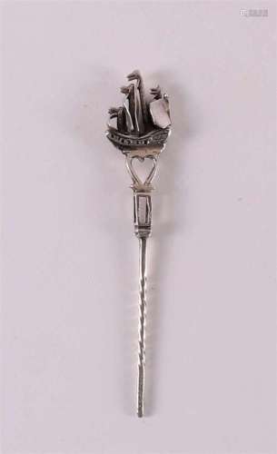 A silver pipe root with crown of a sailing ship, 19th C