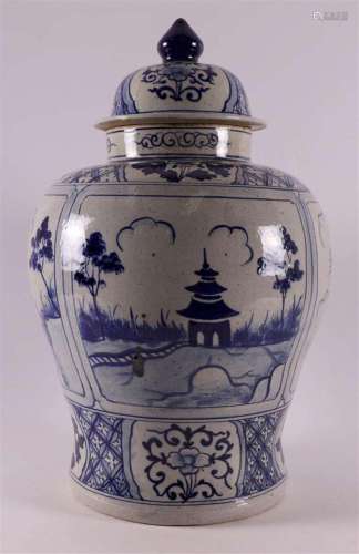 A blue/white porcelain vase with lid, China, 20th century.