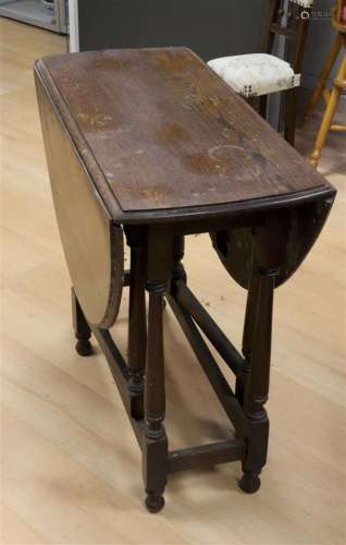 A gateleg table, England, early 20th century.