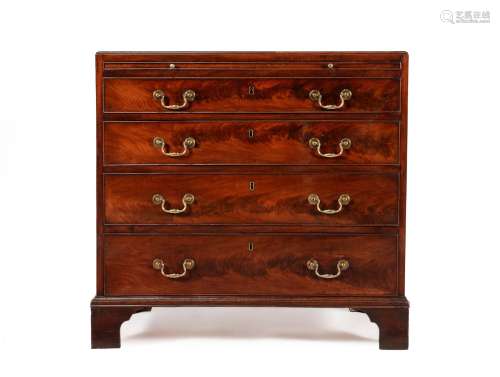 A GEORGE III MAHOGANY CHEST OF DRAWERS, CIRCA 1790