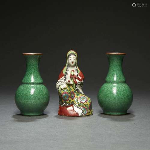 SUITE DE TROIS PIÈCESen porcelaine