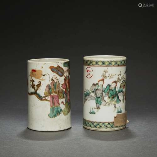 SUITE DE DEUX PORTE-PINCEAUXen porcelaine et émaux polychrom...