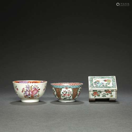 PETITE BOÎTE COUVERTEen porcelaine et émaux polychromes de l...