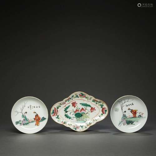 SUITE DE TROIS PIÈCES en porcelaine et émaux polychromes dan...