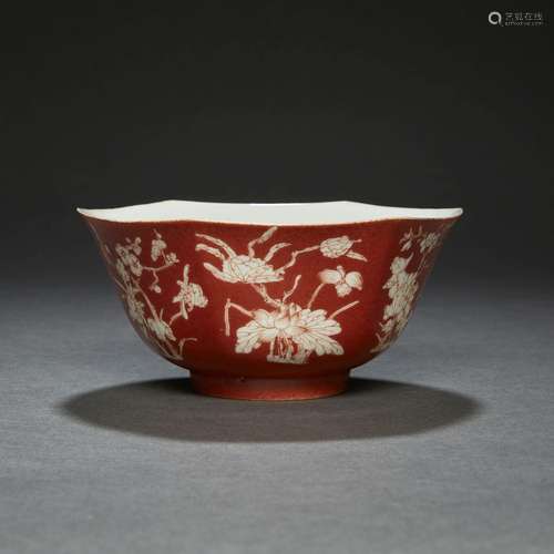 COUPE HEXAGONALE SUR TALONen porcelaine émaillée rouge de fe...