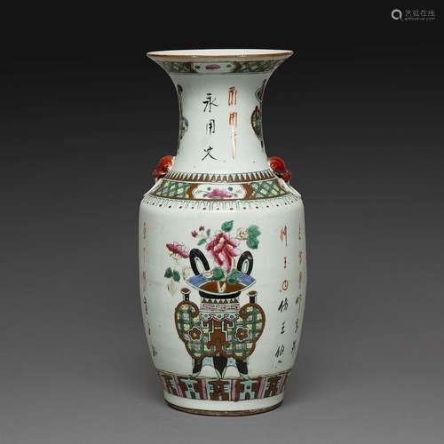 SUITE DE DEUX VASES BALUSTRESen porcelaine et émaux polychro...