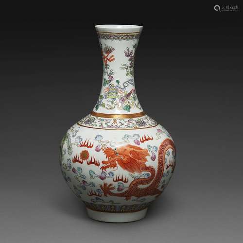 VASE PANSU À LONG COLen porcelaine et émaux polychromes dans...