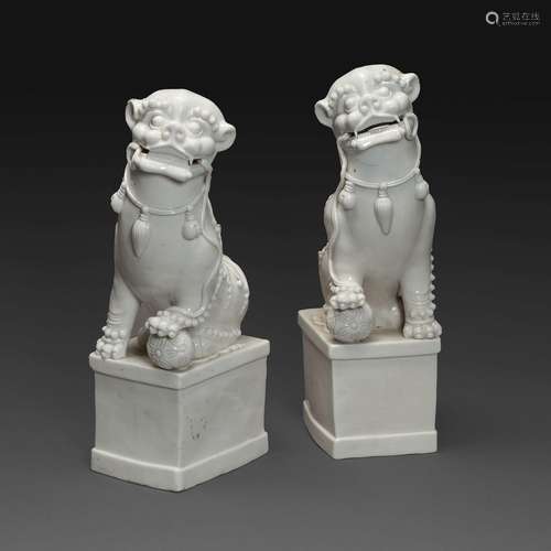 COUPLE DE CHIENS DE FÔen porcelaine émaillée blanc