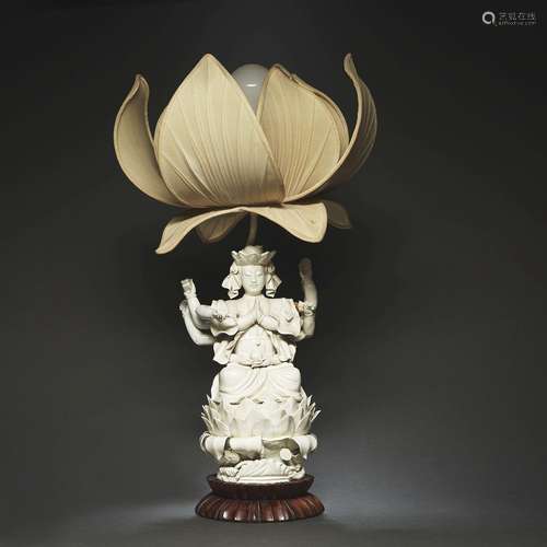 GRANDE STATUETTE D'AVALOKITESHVARAen porcelaine blanc de Chi...