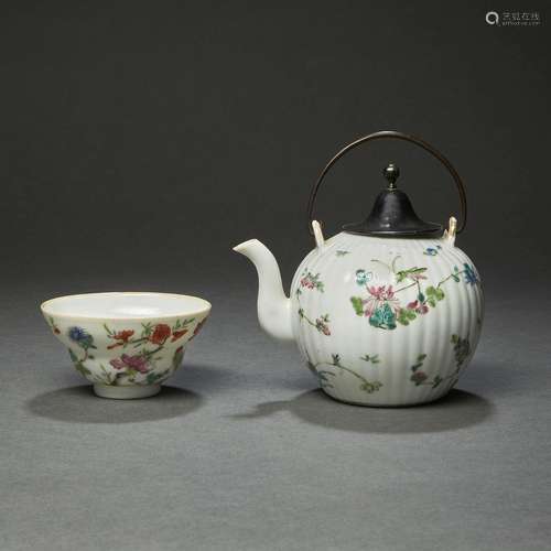 SUITE DE DEUX PIÈCESen porcelaine et émaux polychromes dans ...