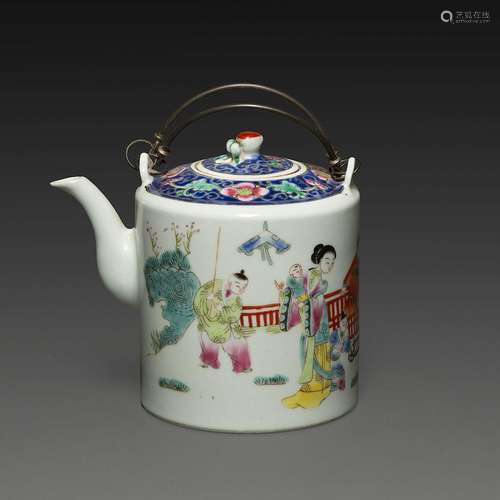 THÉIÈRE en porcelaine et émaux polychromes dans le style de ...