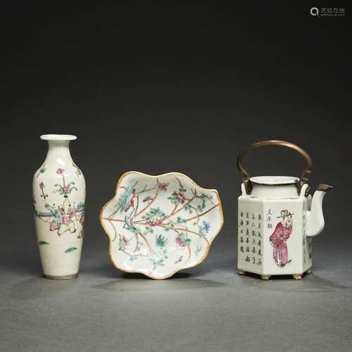 SUITE DE TROIS PIÈCESen porcelaine et émaux polychromes dans...