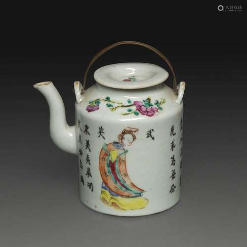 THÉIÈREen porcelaine et émaux polychromes dans le style de l...