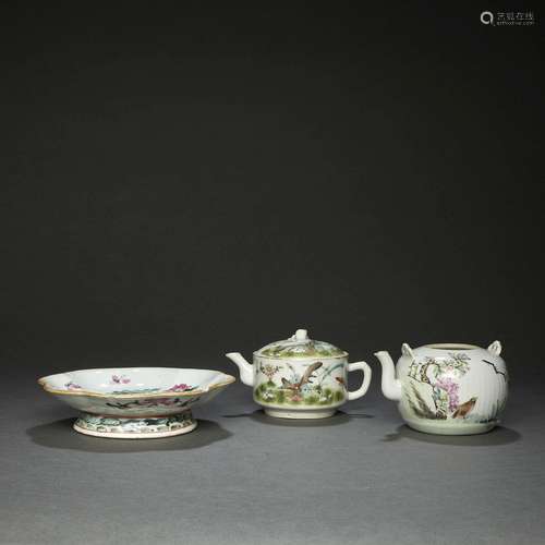 SUITE DE TROIS PIÈCESen porcelaine et émaux polychromes dans...