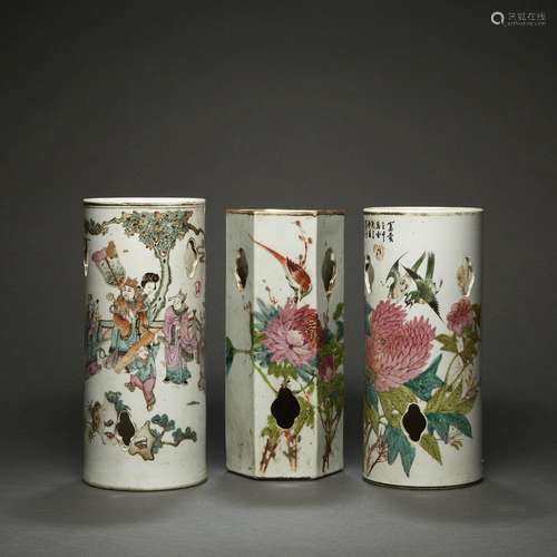 SUITE DE TROIS VASES DE FORME ROULEAUen porcelaine et émaux ...