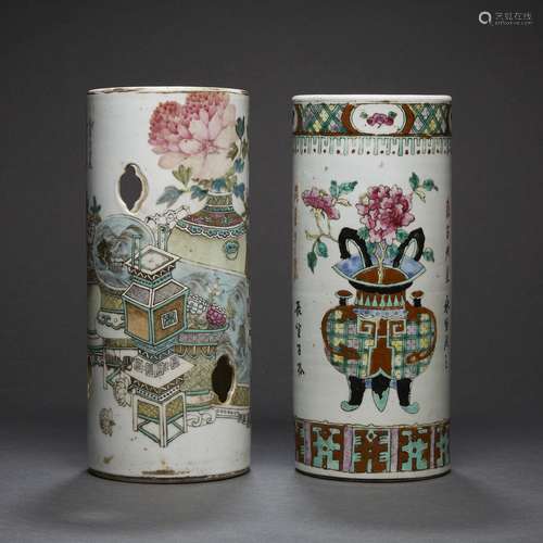 SUITE DE DEUX VASES DE FORME ROULEAUen porcelaine et émaux p...