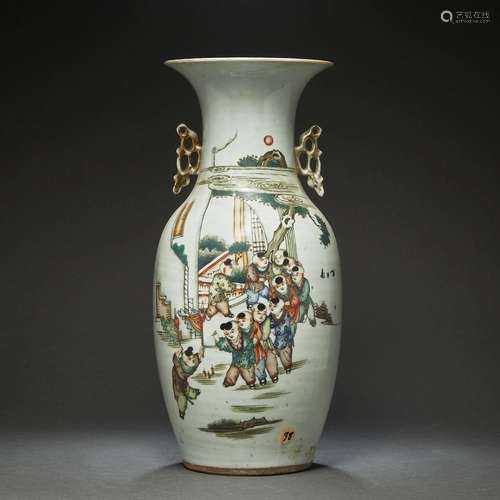 VASE BALUSTRE À ANSESen porcelaine et émaux polychromes dans...