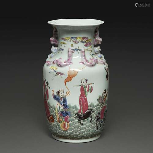 VASE BALUSTREen porcelaine et émaux polychromes dans le styl...