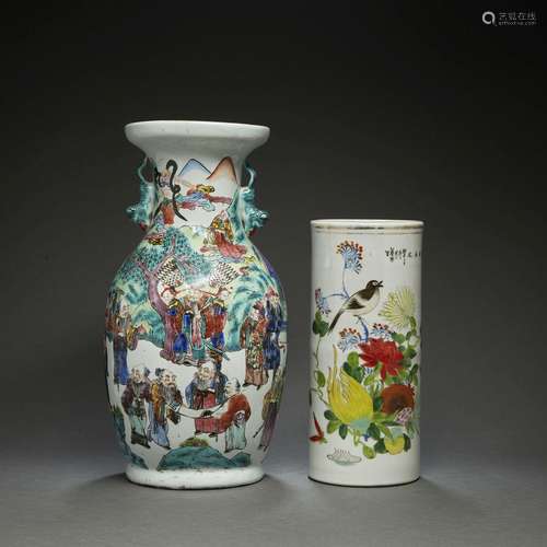 SUITE DE DEUX VASESen porcelaine et émaux polychromes