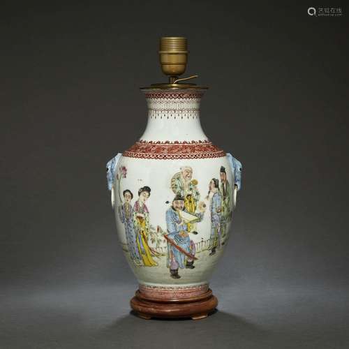 VASE BALUSTREen porcelaine et émaux polychromes dans le styl...