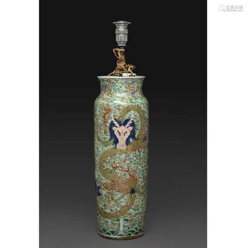 GRAND VASE CYLINDRIQUEen porcelaine et émaux polychromes dan...