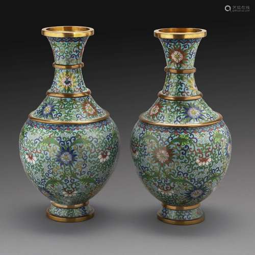 PAIRE DE VASES BALUSTRESen émaux cloisonnés sur cuivre