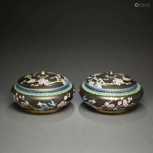 PAIRE DE POTS COUVERTSen bronze et émaux cloisonnés polychro...