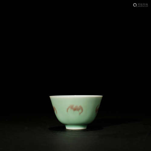 清中期 “大清乾隆年制”豆青釉釉里红蝠纹杯