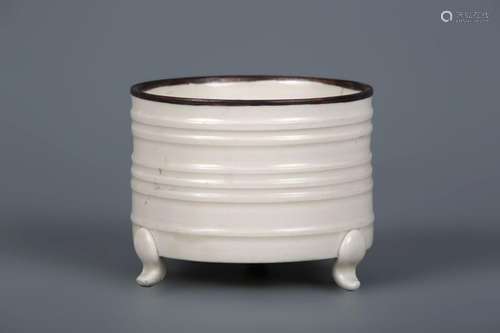 WHITE GLAZED BOW-STRING TRIPOD CENSER