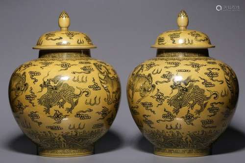 PAIR OF JAUNE GROUND GENERAL HELMET JARS