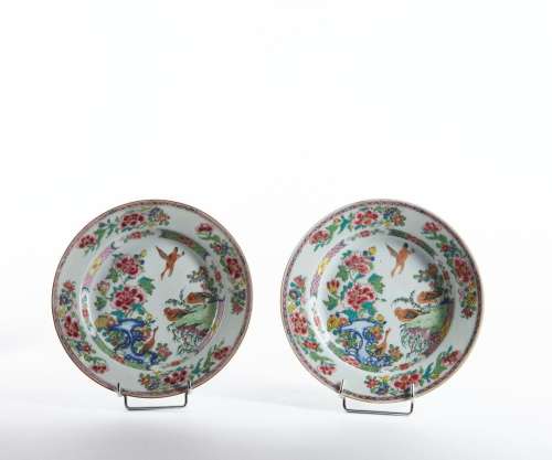 CHINE<br />
Paire d'assiettes en porcelaine à décor aux émau...