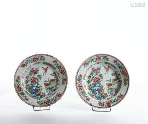 CHINE<br />
Paire d'assiettes en porcelaine à décor aux émau...