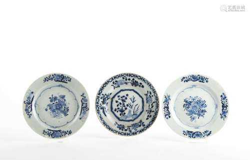 CHINE <br />
Trois assiettes dont une paire en porcelaine à ...