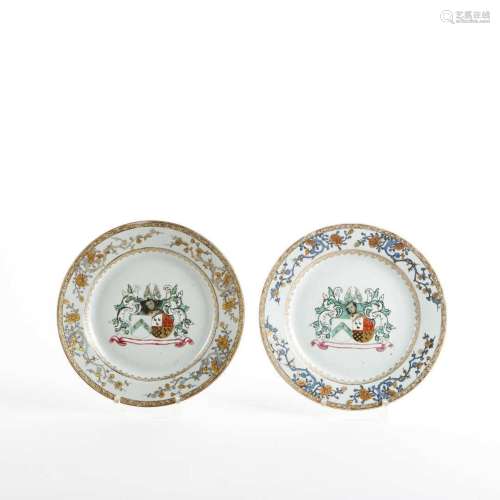 CHINE<br />
Paire d'assiettes en porcelaine à décor polychro...