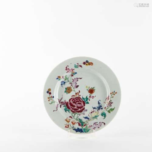 CHINE<br />
Assiette en porcelaine à décor polychrome de piv...