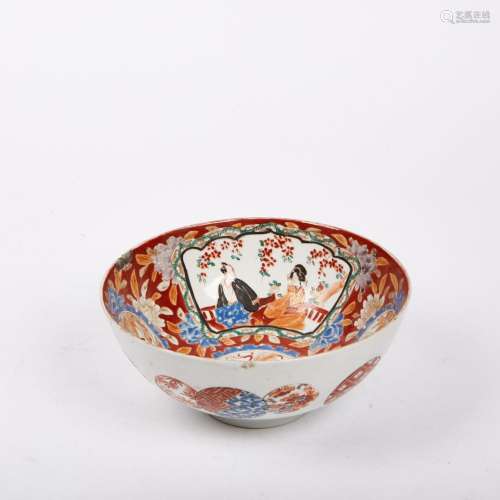 JAPON<br />
Coupe sur talon en porcelaine à décor polychrome...