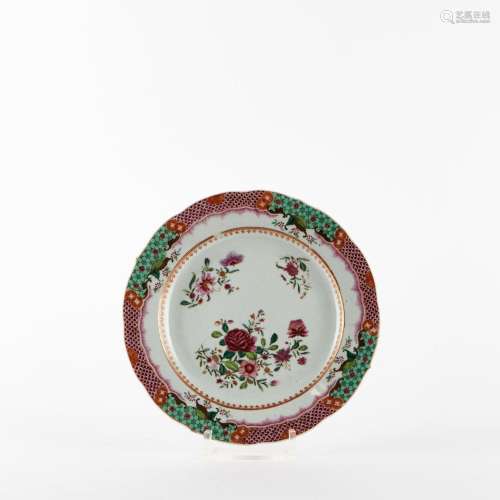 CHINE<br />
Assiette à bords mouvementés en porcelaine à déc...