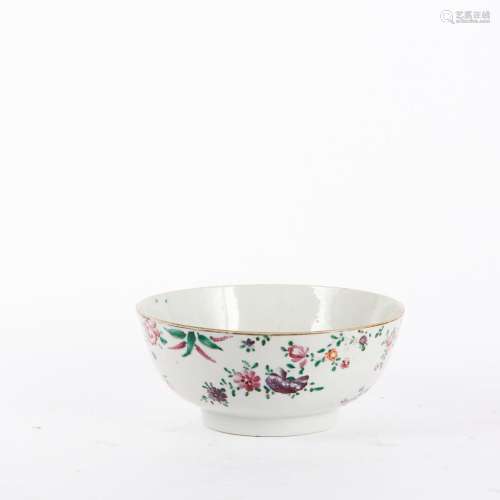 CHINE<br />
Grand bol sur talon en porcelaine à décor polych...
